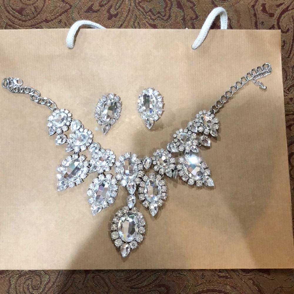 Necklace and earring set!